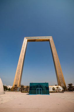 DUBAI; BİRLİK ARAB EMIRATES - 08 Kasım 2021: Dubai Frame - Müze, Zabeel Park BAE 'nin mimari simgesidir. Gezegendeki en büyük altın çerçeve..