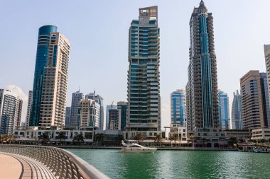Dubai, BAE - 09 Kasım 2021: Lüks Dubai Marina gökdelenleri, güzel güneşli bir sabah, Birleşik Arap Emirlikleri
