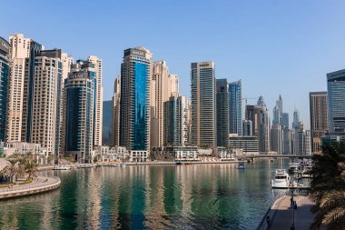 Dubai, BAE - 09 Kasım 2021: Lüks Dubai Marina gökdelenleri, güzel güneşli bir sabah, Birleşik Arap Emirlikleri
