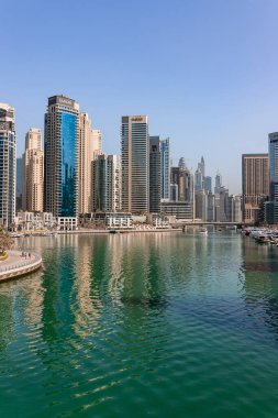 Dubai, BAE - 09 Kasım 2021: Lüks Dubai Marina gökdelenleri, güzel güneşli bir sabah, Birleşik Arap Emirlikleri
