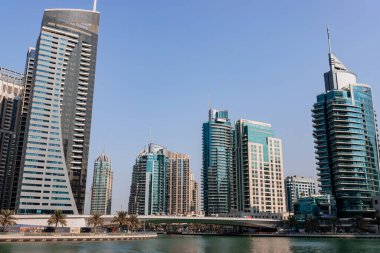 Dubai, BAE - 09 Kasım 2021: Lüks Dubai Marina gökdelenleri, güzel güneşli bir sabah, Birleşik Arap Emirlikleri
