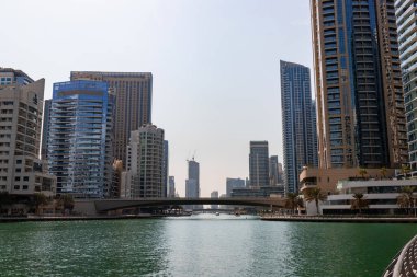 Dubai, BAE - 09 Kasım 2021: Lüks Dubai Marina gökdelenleri, güzel güneşli bir sabah, Birleşik Arap Emirlikleri