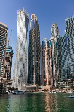 Dubai, BAE - 09 Kasım 2021: Lüks Dubai Marina gökdelenleri, güzel güneşli bir sabah, Birleşik Arap Emirlikleri