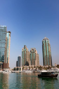 Dubai, BAE - 09 Kasım 2021: Lüks Dubai Marina gökdelenleri, güzel güneşli bir sabah, Birleşik Arap Emirlikleri