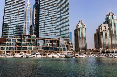 Dubai, BAE - 09 Kasım 2021: Lüks Dubai Marina gökdelenleri, güzel güneşli bir sabah, Birleşik Arap Emirlikleri