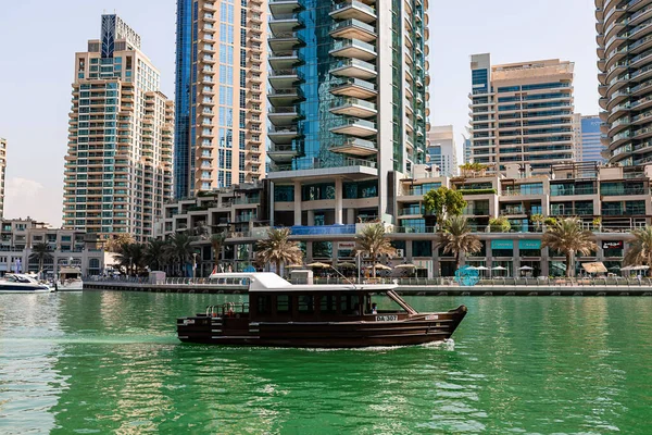 Dubai Uae November 2021 Luxury Dubai Marina Skyscrapers Cruise Boat — Stock Photo, Image