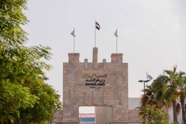 DUBAI; BİRLİK ARAB EMIRATES - 05 Kasım 2021: Dubai Parks and Resorts 'daki Riverland Girişi