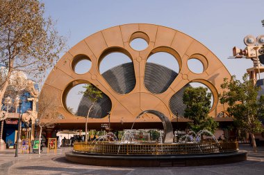 DUBAI; BİRLİK ARAB EMIRATES - 05 Kasım 2021: DUBAI Parks and Resorts 'taki Motiongate Dubai' ye giriş