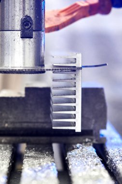 Alüminyum bölme makineyle kesiliyor. 