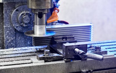 Alüminyum bölme makineyle kesiliyor. 