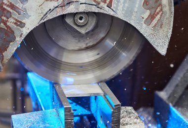 Alüminyum bölme makineyle kesiliyor. 