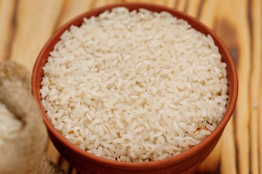 Uzun, cilalanmış pirinç kaseleri ve tahta bir arka planda torbalar. Yüksek kalite fotoğraf