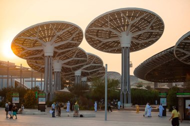Dubai, Birleşik Arap Emirlikleri - 06 Kasım 2021: Terra Sürdürülebilirlik Pavyonu, EXPO 2020 'de gün batımında Birleşik Arap Emirlikleri' nde. Gelecekçi güneş panelleri
