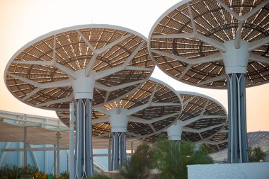 Dubai, Birleşik Arap Emirlikleri - 06 Kasım 2021: Terra Sürdürülebilirlik Pavyonu, EXPO 2020 'de gün batımında Birleşik Arap Emirlikleri' nde. Gelecekçi güneş panelleri