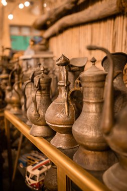 Dubai, BAE, 07 Kasım 2021: Al Seef 'teki Arap pazarı eski usul çanak çömlek, lambalar ve fenerlerle