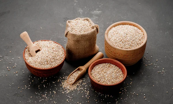 Arpa kaseler ve çanaklar içinde koyu bir arka planda inliyor. Yüksek kalite fotoğraf