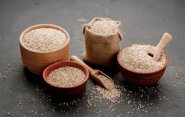 Arpa kaseler ve çanaklar içinde koyu bir arka planda inliyor. Yüksek kalite fotoğraf