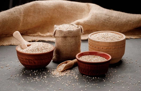 Arpa kaseler ve çanaklar içinde koyu bir arka planda inliyor. Yüksek kalite fotoğraf