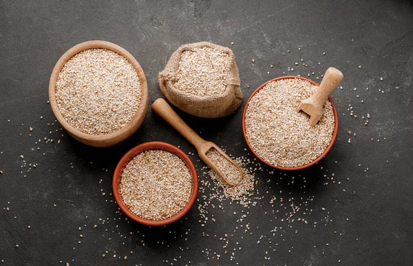Arpa kaseler ve çanaklar içinde koyu bir arka planda inliyor. Yüksek kalite fotoğraf