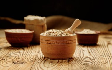 Tabaklarda yemek ve ahşap bir arka planda torbalar. Yüksek kalite fotoğraf