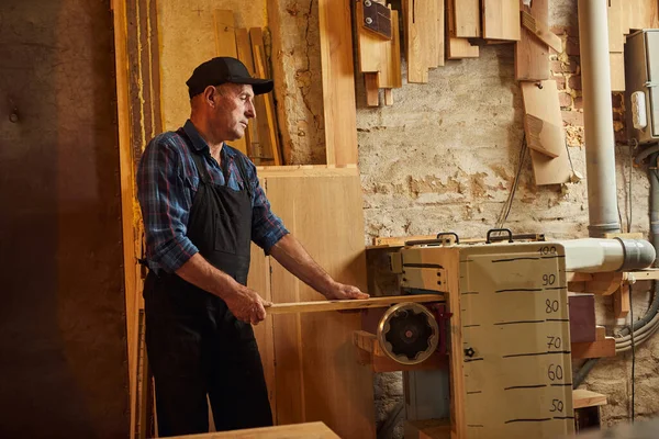 Falegname Senior Uniforme Con Legno Una Macchina Lavorazione Del Legno — Foto Stock