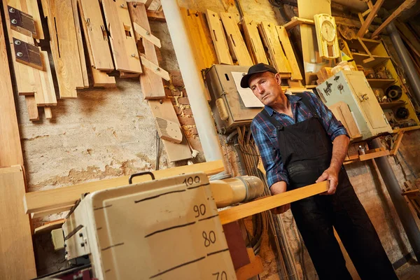 Falegname Senior Uniforme Con Legno Una Macchina Lavorazione Del Legno — Foto Stock