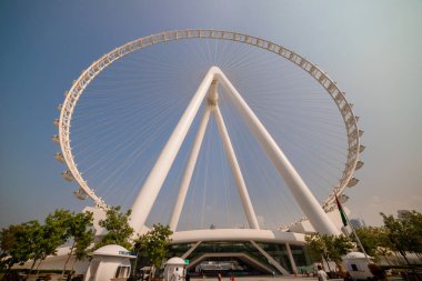 Dubai, BAE - Kasım 06, 2021: Ain (Eye) DUBAI - Bluewater adasındaki dünyanın en büyük dönme dolaplarından biri. Birleşik Arap Emirlikleri 'nin turistik ilgi odağı.