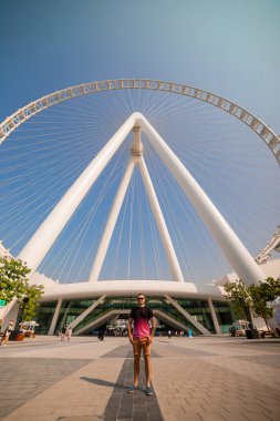 Dubai, BAE - Kasım 06, 2021: Erkek turist Ain (Eye) DUBAI 'yi ziyaret etti - Bluewater Adası' ndaki dünyanın en büyük dönme dolaplarından biri. Birleşik Arap Emirlikleri 'nin en iyi turistleri arasında