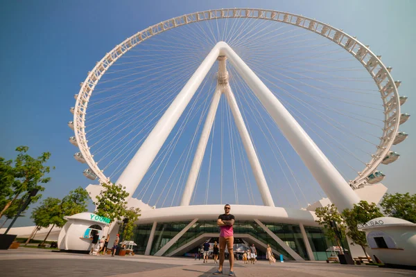 Dubai, BAE - Kasım 06, 2021: Erkek turist Ain (Eye) DUBAI 'yi ziyaret etti - Bluewater Adası' ndaki dünyanın en büyük dönme dolaplarından biri. Birleşik Arap Emirlikleri 'nin en iyi turistleri arasında
