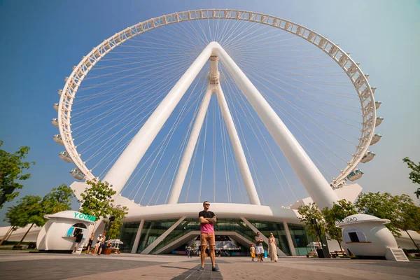 Dubai, BAE - Kasım 06, 2021: Erkek turist Ain (Eye) DUBAI 'yi ziyaret etti - Bluewater Adası' ndaki dünyanın en büyük dönme dolaplarından biri. Birleşik Arap Emirlikleri 'nin en iyi turistleri arasında