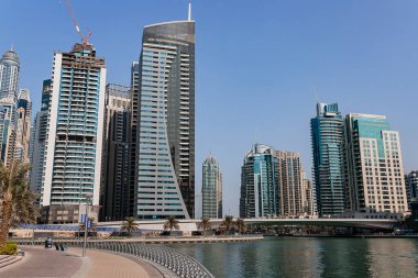 Dubai, BAE - 09 Kasım 2021: Lüks Dubai Marina gökdelenleri, güzel güneşli bir sabah, Birleşik Arap Emirlikleri