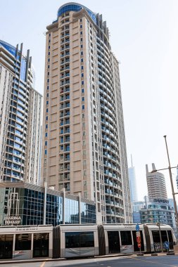 Dubai, BAE - 06 Kasım 2021: Dubai Tramvay toplu taşıma taşımacılık trafiği Dubai, BAE 'deki Marina Kuleleri istasyonunda.