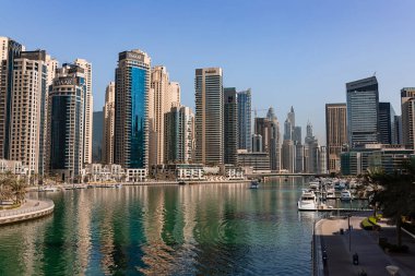 Dubai, BAE - 09 Kasım 2021: Lüks Dubai Marina gökdelenleri, güzel güneşli bir sabah, Birleşik Arap Emirlikleri