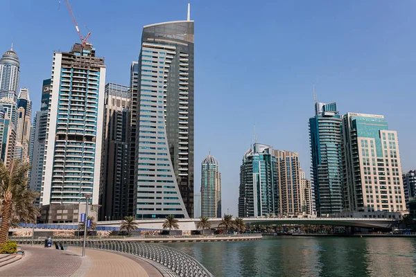 Dubai, BAE - 09 Kasım 2021: Lüks Dubai Marina gökdelenleri, güzel güneşli bir sabah, Birleşik Arap Emirlikleri