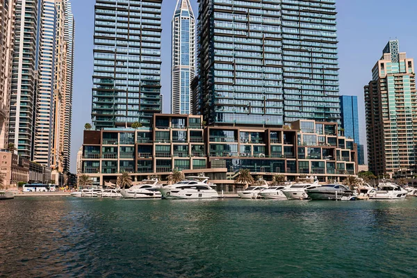 Dubai, BAE - 09 Kasım 2021: Lüks Dubai Marina gökdelenleri, güzel güneşli bir sabah, Birleşik Arap Emirlikleri