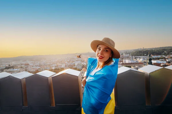 Eine Frau Steht Mit Der Ukrainischen Nationalflagge Und Schwenkt Sie — Stockfoto