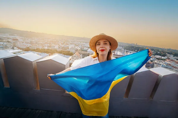 Женщина Стоит Национальным Украинским Флагом Машет Молясь Мире Закате Львове — стоковое фото