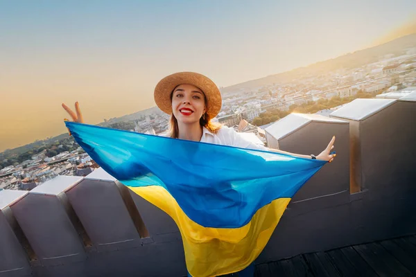 Женщина Стоит Национальным Украинским Флагом Машет Молясь Мире Закате Львове — стоковое фото