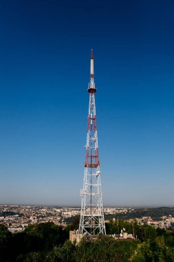 Lviv 'in panoramik görüntüsü ve Yüksek Kale' den TV Kulesi