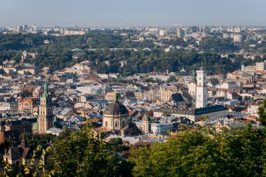 Yüksek Kale 'den Lviv' deki renkli çatıların panoramik görüntüsü