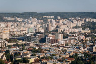Yüksek Kale 'den Lviv' deki renkli çatıların panoramik görüntüsü