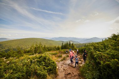 UKRAINE - 24 Ağustos. 2019. Hoverla Dağı. Yazın Ukrayna 'da Karpatlar. Turistler dağın zirvesine tırmanırlar. Chornogora tepesinin manzaralı manzarası.