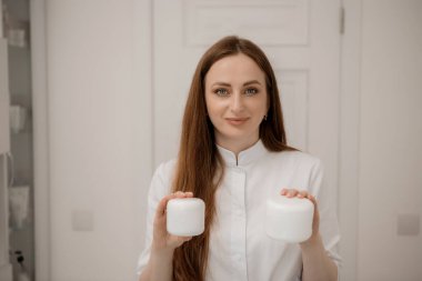 Kozmetik uzmanı iş yerinde.