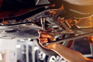 Otomobil tamircisi, benzin istasyonunda çalışan otomobili kontrol ediyor. Erkek işçi arabayla ilgili sorunu düzeltiyor. Araç bakımı kavramı