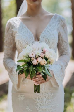 Gelinin elindeki buket, düğün töreninden önce hazırlanan kadın.