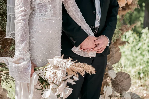 新娘和新郎手牵手在户外 婚礼主题 — 图库照片