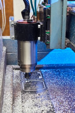 Alüminyum bölme makineyle kesiliyor. 