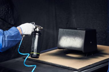 Profesyonel ressam boyacıda çalışıyor.