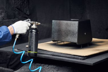 Profesyonel ressam boyacıda çalışıyor.