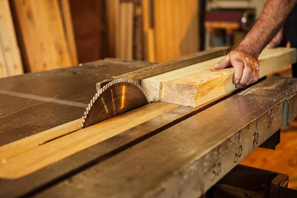 Closeup Wood Cutting Table Electric Circular Saw Senior Professional Carpenter — Stock Photo, Image